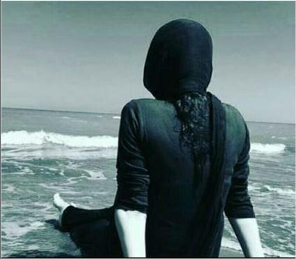 آخر خانم مشگی پوش نشسته رو به دریا توی ساحل با شال سیاه